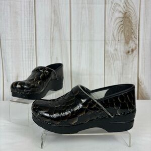 Dansko Clogs Leather Crocodile Reptile Pattern Shoes Black Size US 7.5 EU38